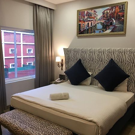 Hotel Posh จัณฑีครห์ ภายนอก รูปภาพ