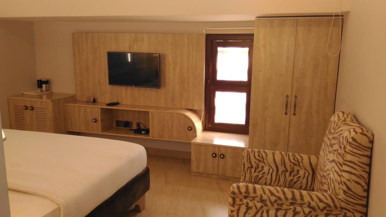 Hotel Posh จัณฑีครห์ ภายนอก รูปภาพ