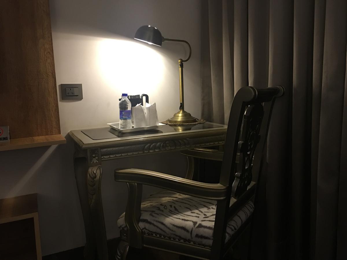 Hotel Posh จัณฑีครห์ ภายนอก รูปภาพ