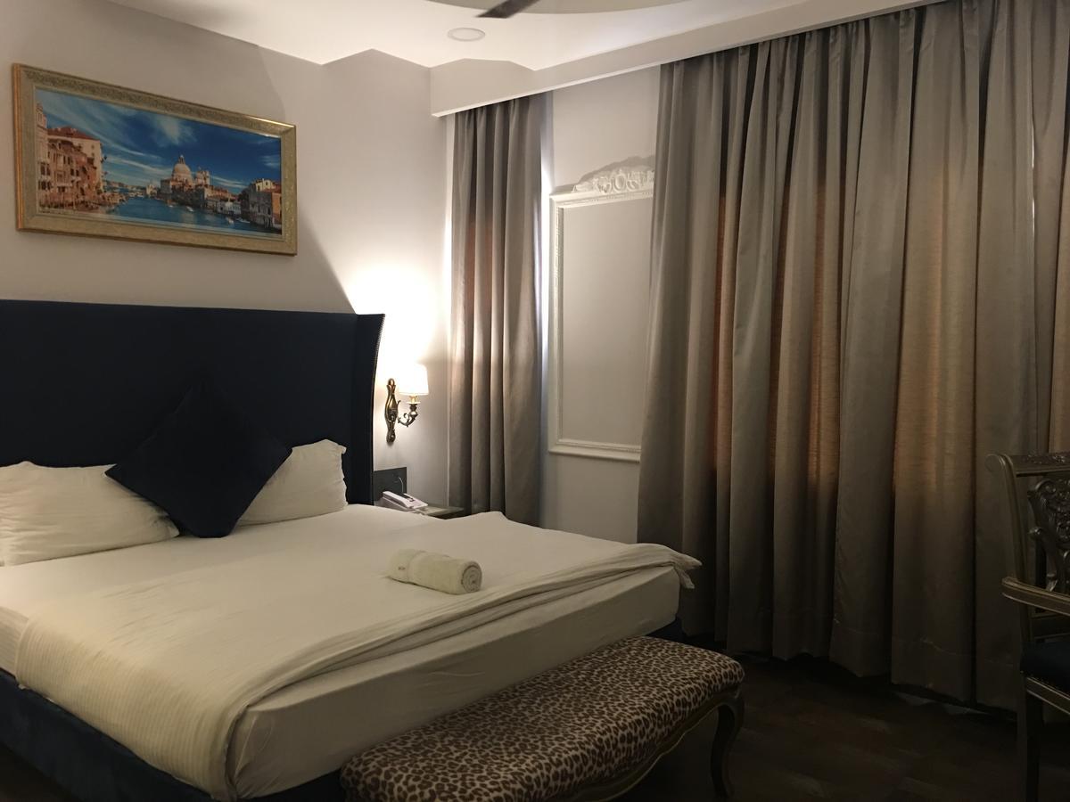 Hotel Posh จัณฑีครห์ ภายนอก รูปภาพ