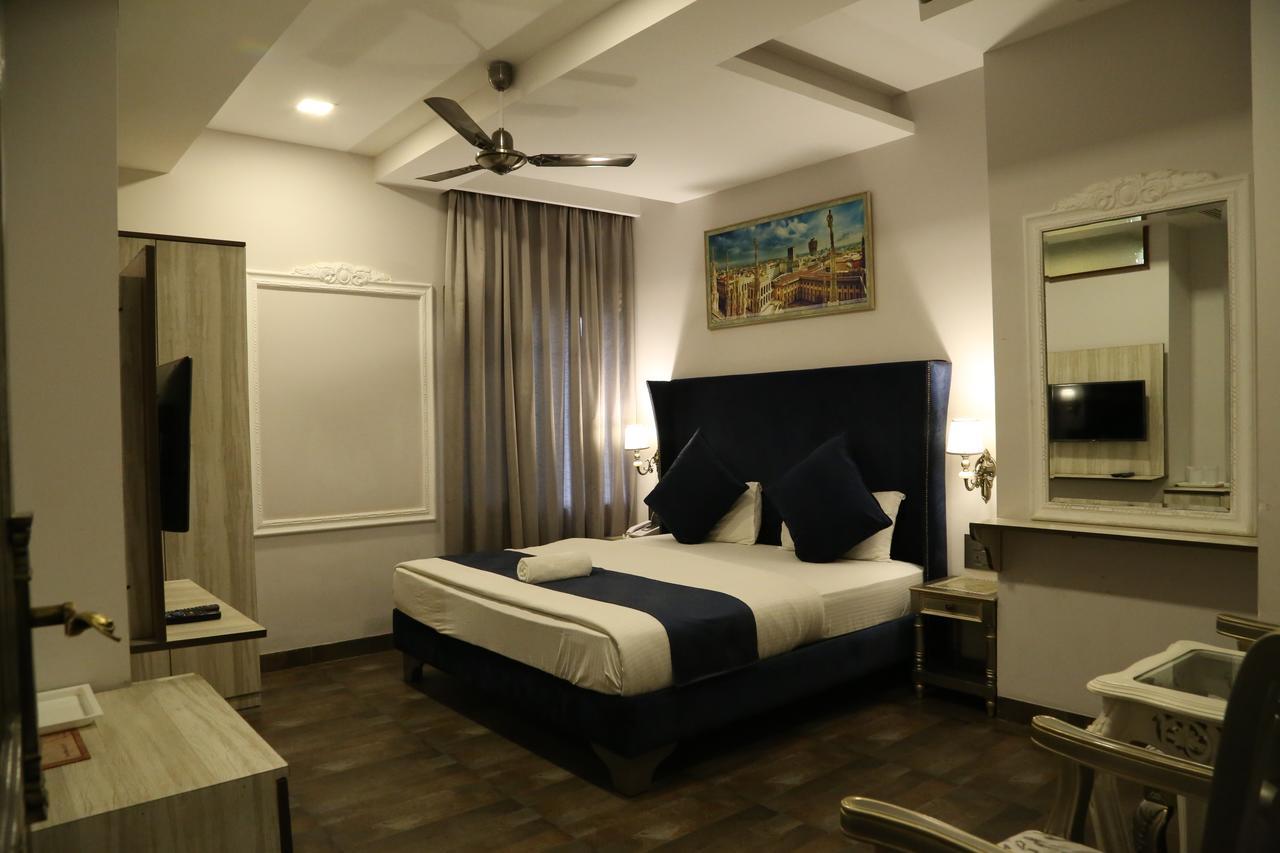Hotel Posh จัณฑีครห์ ภายนอก รูปภาพ
