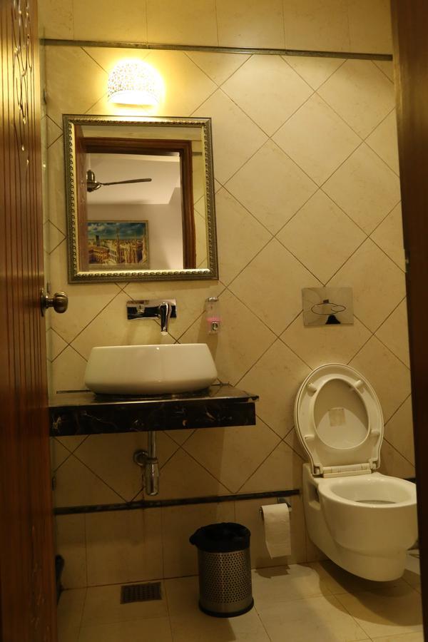 Hotel Posh จัณฑีครห์ ภายนอก รูปภาพ