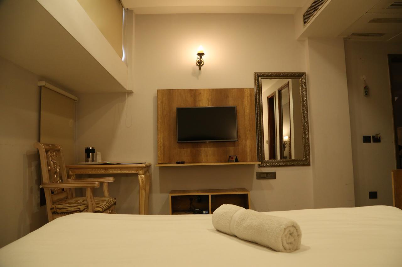 Hotel Posh จัณฑีครห์ ภายนอก รูปภาพ
