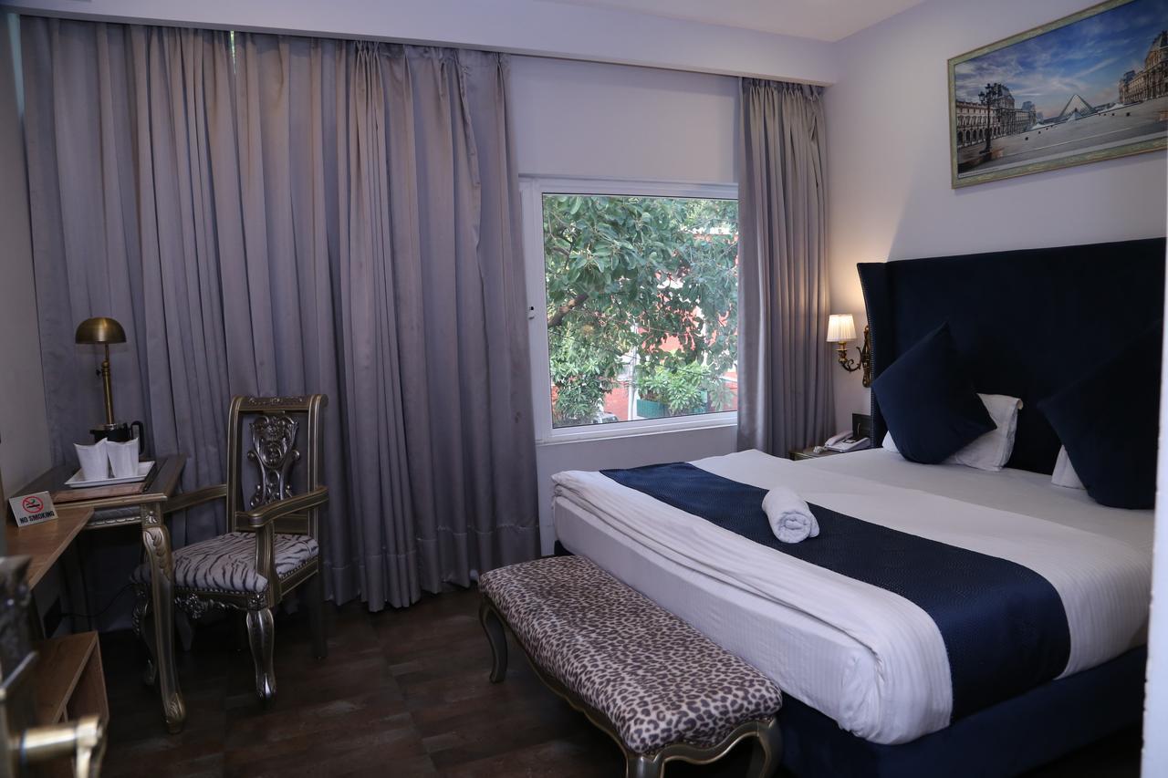 Hotel Posh จัณฑีครห์ ภายนอก รูปภาพ