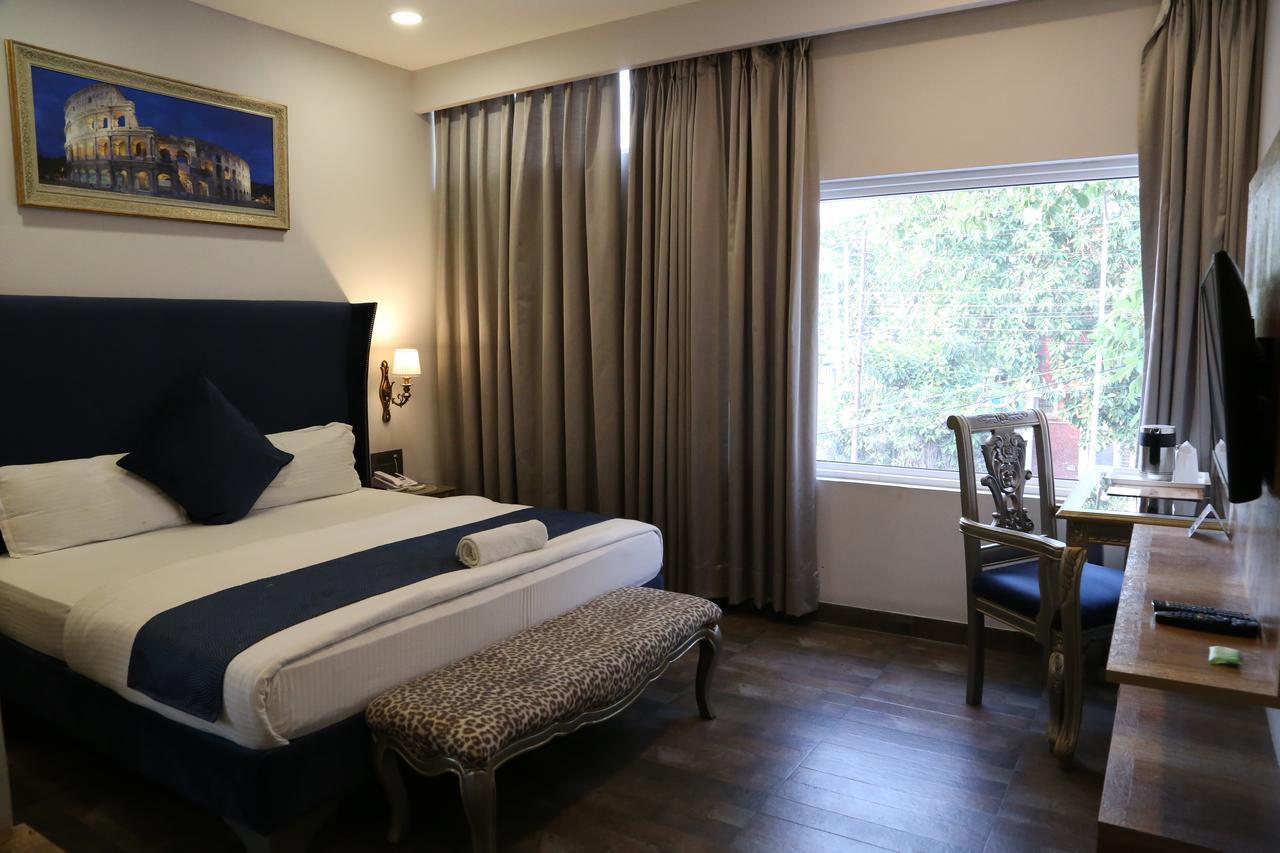 Hotel Posh จัณฑีครห์ ภายนอก รูปภาพ