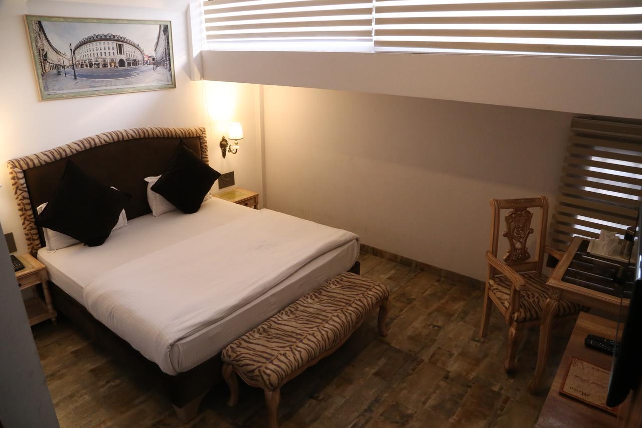 Hotel Posh จัณฑีครห์ ภายนอก รูปภาพ