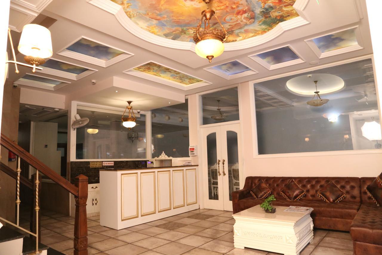 Hotel Posh จัณฑีครห์ ภายนอก รูปภาพ