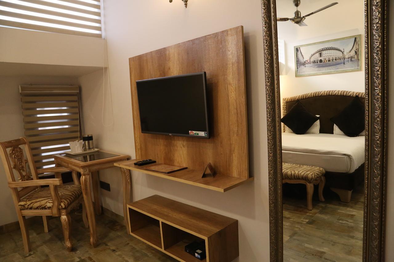 Hotel Posh จัณฑีครห์ ภายนอก รูปภาพ